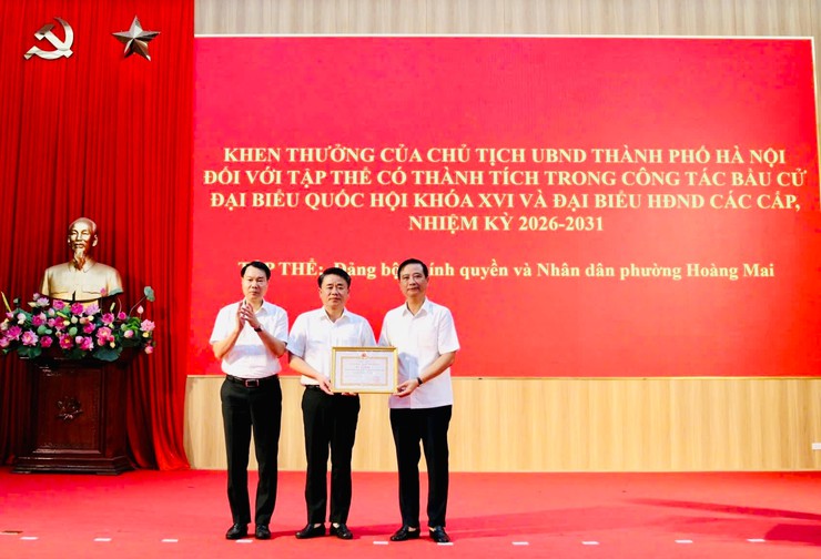 Hoàng Mai khen thưởng tập thể, cá nhân xuất sắc, tháo gỡ “điểm nghẽn”- Ảnh 1.