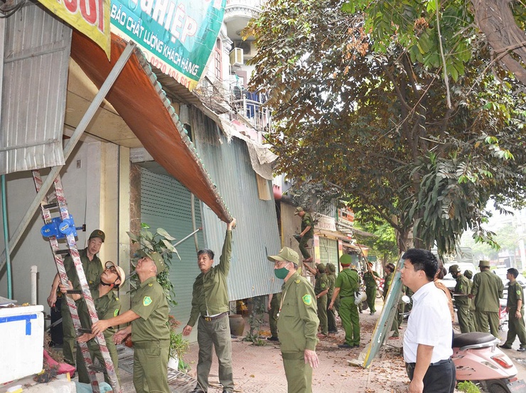 Phường Tùng Thiện ra quân lập lại trật tự, kỷ cương, văn minh đô thị trên địa bàn- Ảnh 1.