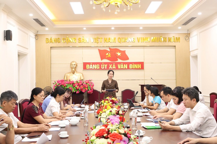 Vân Đình triển khai kế hoạch ra quân tổng vệ sinh môi trường và trồng cây tại kênh Tân Phương- Ảnh 1.