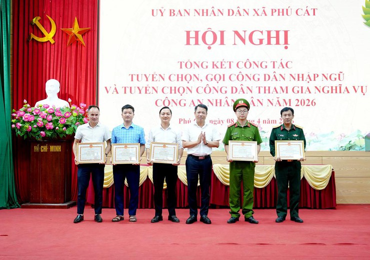 Phú Cát tổng kết công tác tuyển quân năm 2026, khen thưởng nhiều tập thể, cá nhân tiêu biểu- Ảnh 4.