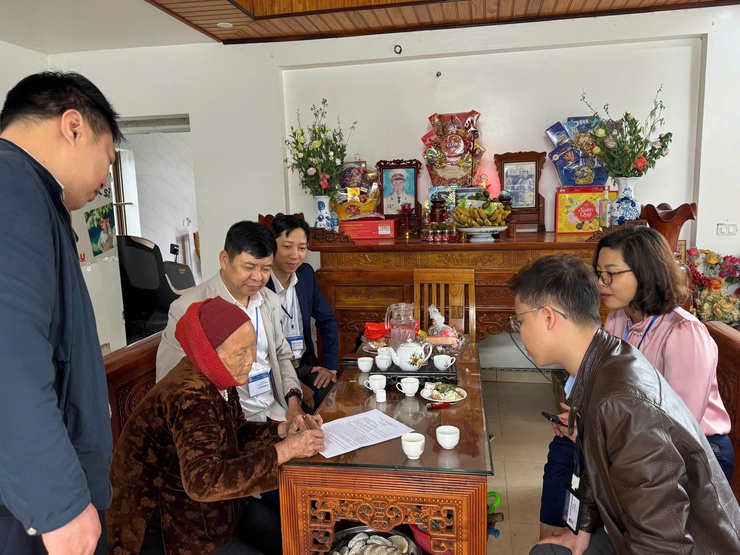 Hành trình đưa dịch vụ công đến gần hơn với người cao tuổi của Chi nhánh 12- Ảnh 2.
