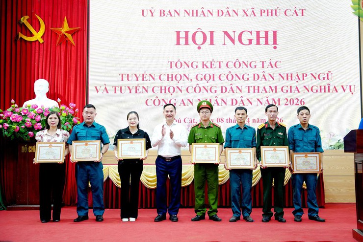 Phú Cát tổng kết công tác tuyển quân năm 2026, khen thưởng nhiều tập thể, cá nhân tiêu biểu- Ảnh 5.