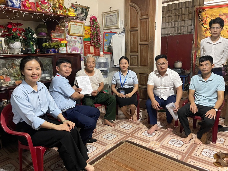 Chi nhánh số 10 hỗ trợ xử lý thủ tục hành chính cho gia đình chính sách, người có công - Ảnh 2.