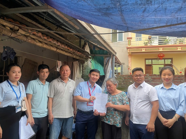 Chi nhánh số 10 hỗ trợ xử lý thủ tục hành chính cho gia đình chính sách, người có công - Ảnh 1.