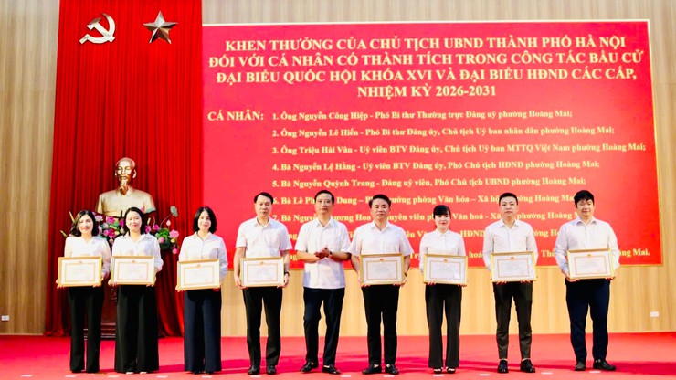 Hoàng Mai khen thưởng tập thể, cá nhân xuất sắc, tháo gỡ “điểm nghẽn”- Ảnh 2.