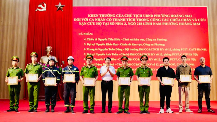 Hoàng Mai khen thưởng tập thể, cá nhân xuất sắc, tháo gỡ “điểm nghẽn”- Ảnh 3.