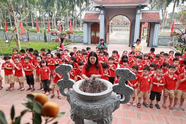 Trường Mầm non Liên Bạt tổ chức dâng hương tại Khu lưu niệm Trưởng ban Thường trực Quốc hội Bùi Bằng Đoàn- Ảnh 2.