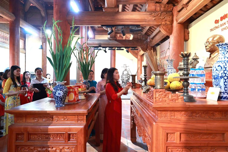 Trường Mầm non Liên Bạt tổ chức dâng hương tại Khu lưu niệm Trưởng ban Thường trực Quốc hội Bùi Bằng Đoàn- Ảnh 3.