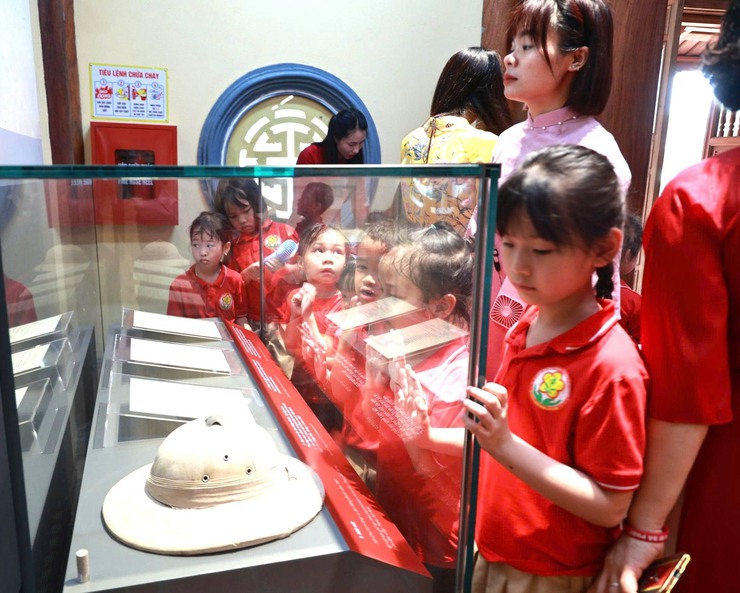 Trường Mầm non Liên Bạt tổ chức dâng hương tại Khu lưu niệm Trưởng ban Thường trực Quốc hội Bùi Bằng Đoàn- Ảnh 5.