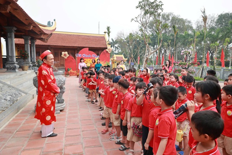 Trường Mầm non Liên Bạt tổ chức dâng hương tại Khu lưu niệm Trưởng ban Thường trực Quốc hội Bùi Bằng Đoàn- Ảnh 4.