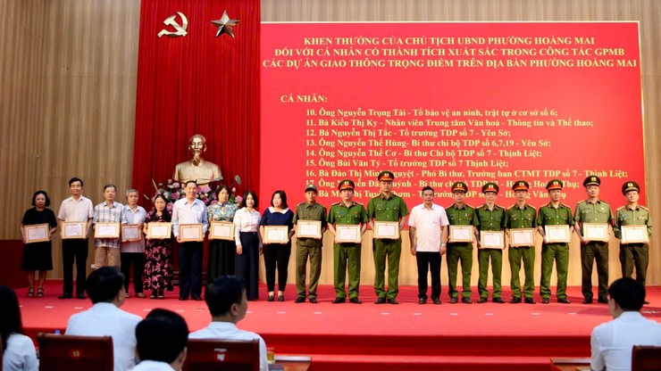 Hoàng Mai khen thưởng tập thể, cá nhân xuất sắc, tháo gỡ “điểm nghẽn”- Ảnh 4.