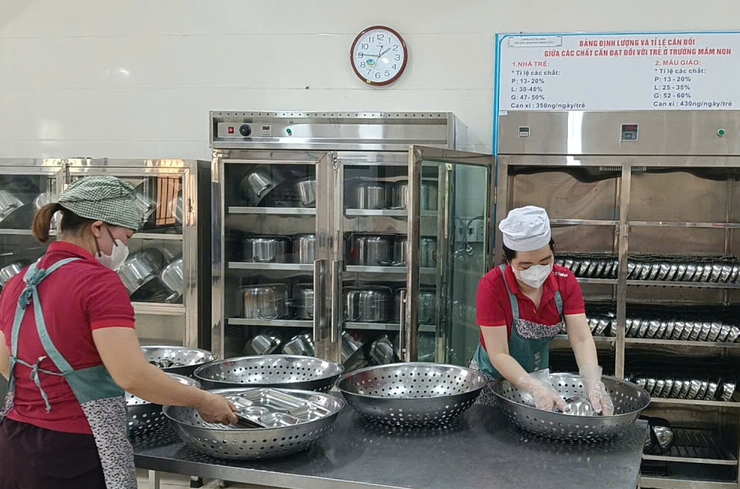KIỂM TRA CÔNG TÁC ĐẢM BẢO AN TOÀN THỰC PHẨM TẠI CÁC BẾP ĂN BÁN TRÚ TRƯỜNG MẦM NON TRUNG TÚ, MẦM NON VÀ TIỂU HỌC ĐỒNG TÂN.- Ảnh 2.
