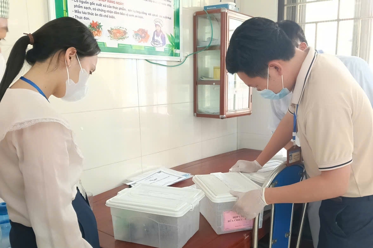 KIỂM TRA CÔNG TÁC ĐẢM BẢO AN TOÀN THỰC PHẨM TẠI CÁC BẾP ĂN BÁN TRÚ TRƯỜNG MẦM NON TRUNG TÚ, MẦM NON VÀ TIỂU HỌC ĐỒNG TÂN.- Ảnh 3.