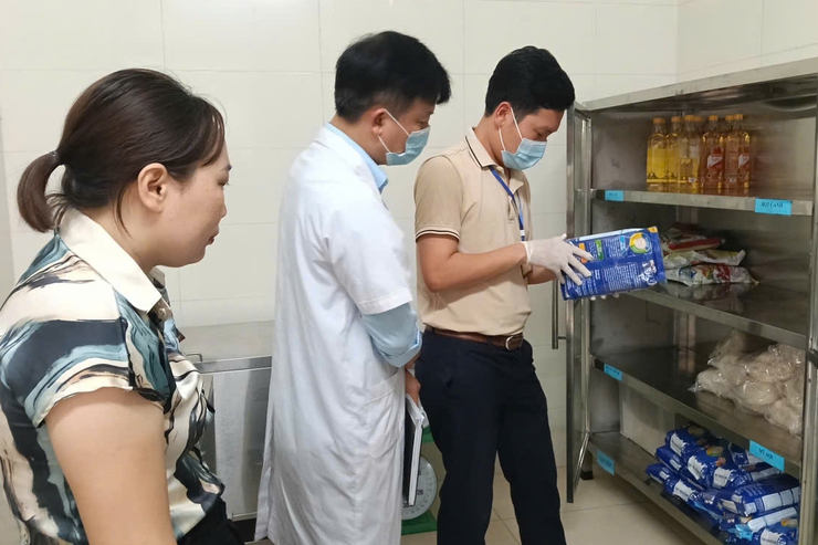 KIỂM TRA CÔNG TÁC ĐẢM BẢO AN TOÀN THỰC PHẨM TẠI CÁC BẾP ĂN BÁN TRÚ TRƯỜNG MẦM NON TRUNG TÚ, MẦM NON VÀ TIỂU HỌC ĐỒNG TÂN.- Ảnh 4.