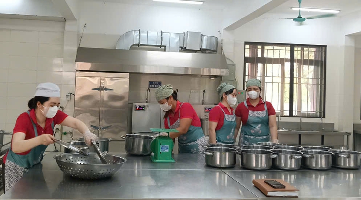 KIỂM TRA CÔNG TÁC ĐẢM BẢO AN TOÀN THỰC PHẨM TẠI CÁC BẾP ĂN BÁN TRÚ TRƯỜNG MẦM NON TRUNG TÚ, MẦM NON VÀ TIỂU HỌC ĐỒNG TÂN.- Ảnh 5.