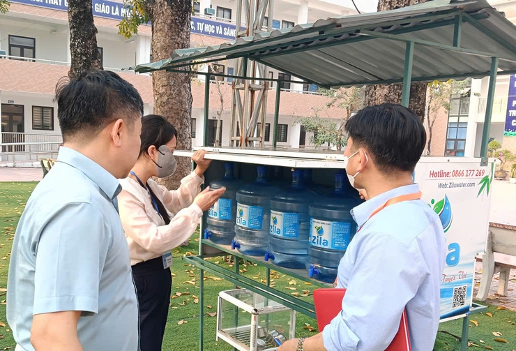 KIỂM TRA CÔNG TÁC ĐẢM BẢO AN TOÀN THỰC PHẨM TẠI CÁC BẾP ĂN BÁN TRÚ TRƯỜNG MẦM NON TRUNG TÚ, MẦM NON VÀ TIỂU HỌC ĐỒNG TÂN.- Ảnh 6.