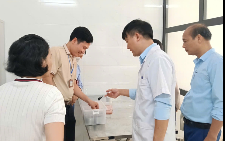 KIỂM TRA CÔNG TÁC ĐẢM BẢO AN TOÀN THỰC PHẨM TẠI CÁC BẾP ĂN BÁN TRÚ TRƯỜNG MẦM NON TRUNG TÚ, MẦM NON VÀ TIỂU HỌC ĐỒNG TÂN.- Ảnh 7.