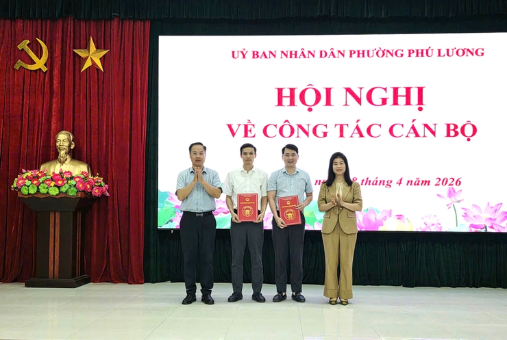 Phường Phú Lương công bố các quyết định về tổ chức bộ máy và công tác cán bộ- Ảnh 2.