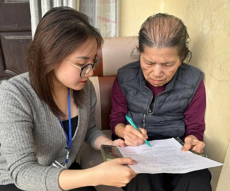 Hành trình đưa dịch vụ công đến gần hơn với người cao tuổi của Chi nhánh 12- Ảnh 1.