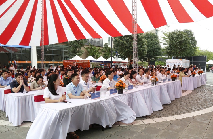 Phiên giao dịch việc làm 5 phường khu vực Hà Đông thu hút 75 doanh nghiệp, nhãn hàng tham gia tuyển dụng, tuyển sinh hơn 3.000 chỉ tiêu- Ảnh 1.
