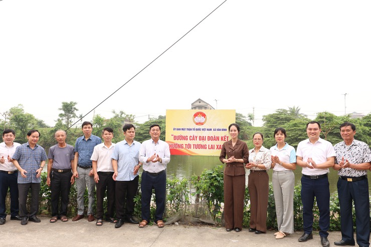 Vân Đình gắn biển công trình “Đường cây đại đoàn kết – hướng tới tương lai xanh”- Ảnh 2.