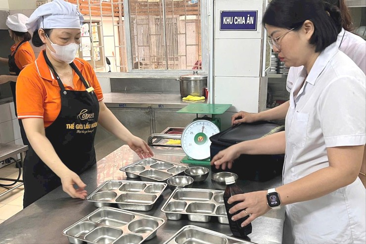 Phường Văn Miếu - Quốc Tử Giám siết chặt an toàn thực phẩm bếp ăn trường học- Ảnh 2.