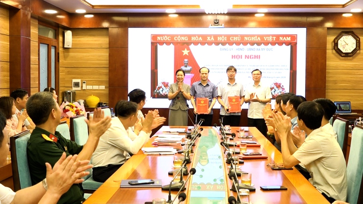 Xã Mỹ Đức công bố các Quyết định của Ban Thường vụ Thành ủy; các Nghị quyết, Quyết định của HĐND, UBND Thành phố và Nghị quyết của HĐND xã về công tác cán bộ- Ảnh 6.