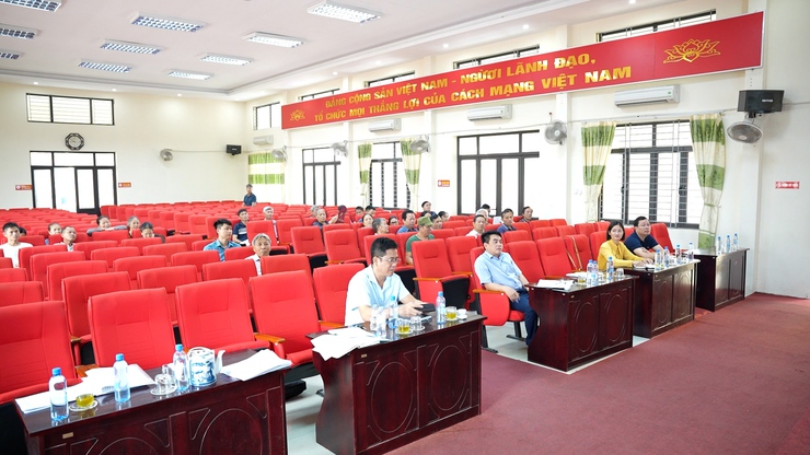 Hội nghị họp dân phố biến chính sách đối với các hộ gia đình, cá nhân có đất, tài sản trên đất (thuộc địa bàn Minh Khai) nằm trong phạm vi thu hồi đất thực hiện Dự án Cụm công nghiệp Dương Liễu - Giai đoạn 2- Ảnh 1.