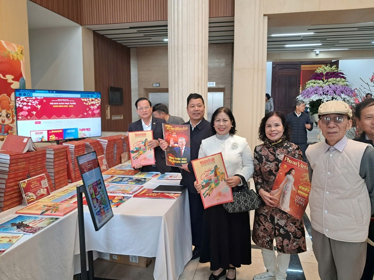Phường Tây Hồ triển lãm báo xuân trực tuyến: Đánh thức văn hóa đọc trong kỷ nguyên số!- Ảnh 3.
