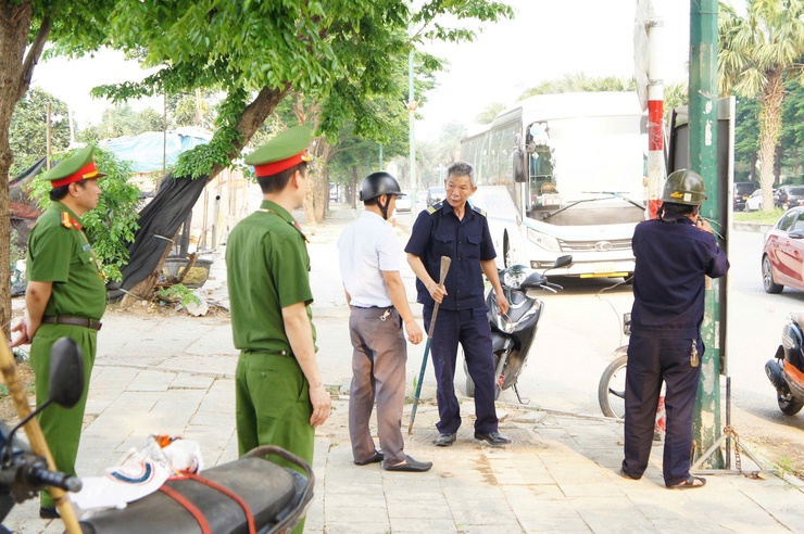 Phú Thượng quyết liệt hành động vì trật tự, mỹ quan đô thị trên tuyến đường 40m Nam Thăng Long- Ảnh 2.