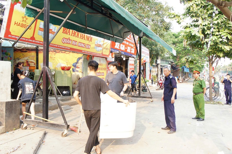 Phú Thượng quyết liệt hành động vì trật tự, mỹ quan đô thị trên tuyến đường 40m Nam Thăng Long- Ảnh 1.