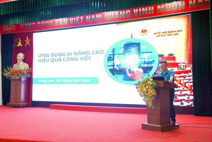 Hội nghị tập huấn nâng cao kỹ năng số và ứng dụng trí tuệ nhân tạo AI trong hoạt động công vụ phục vụ chuyển đổi số và cải cách hành chính xã Thiên Lộc năm 2026- Ảnh 8.