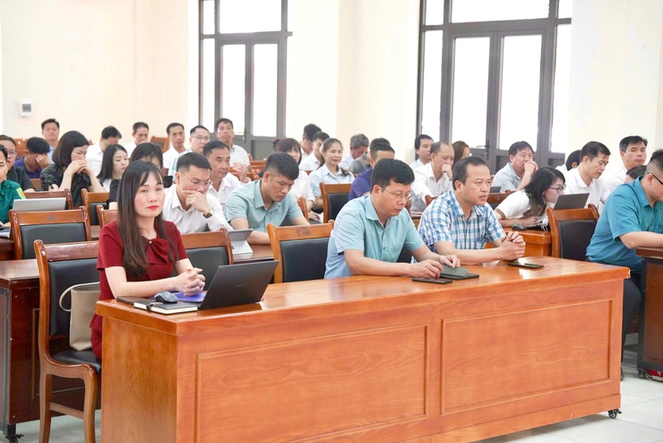 Hội nghị tập huấn nâng cao kỹ năng số và ứng dụng trí tuệ nhân tạo AI trong hoạt động công vụ phục vụ chuyển đổi số và cải cách hành chính xã Thiên Lộc năm 2026- Ảnh 4.