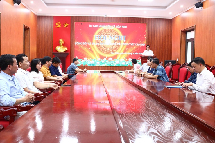 Xã Hoà Phú: Hội nghị công bố và trao Quyết định công tác cán bộ - Ảnh 1.