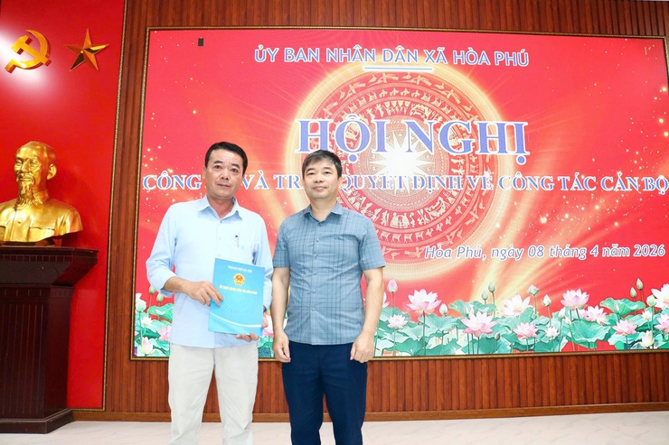 Xã Hoà Phú: Hội nghị công bố và trao Quyết định công tác cán bộ - Ảnh 4.