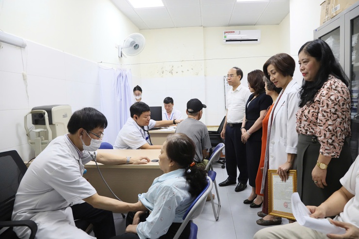 Hơn 250 người dân phường Cửa Nam được khám, chăm sóc sức khỏe miễn phí- Ảnh 3.