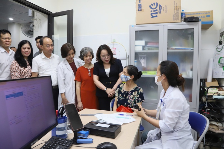 Hơn 250 người dân phường Cửa Nam được khám, chăm sóc sức khỏe miễn phí- Ảnh 1.