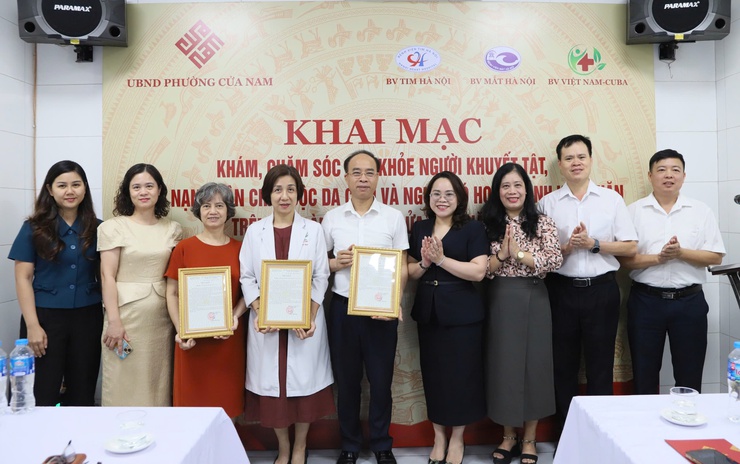 Hơn 250 người dân phường Cửa Nam được khám, chăm sóc sức khỏe miễn phí- Ảnh 4.