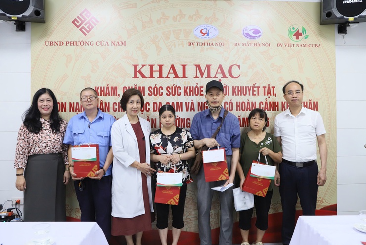 Hơn 250 người dân phường Cửa Nam được khám, chăm sóc sức khỏe miễn phí- Ảnh 2.