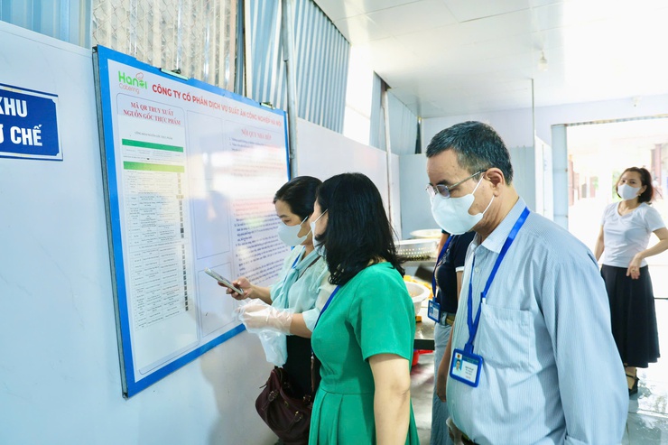 Kiểm tra đột xuất công tác bảo đảm an toàn thực phẩm tại bếp ăn bán trú Trường Tiểu học Trung Hòa và Trường Tiểu học Trường Yên- Ảnh 7.