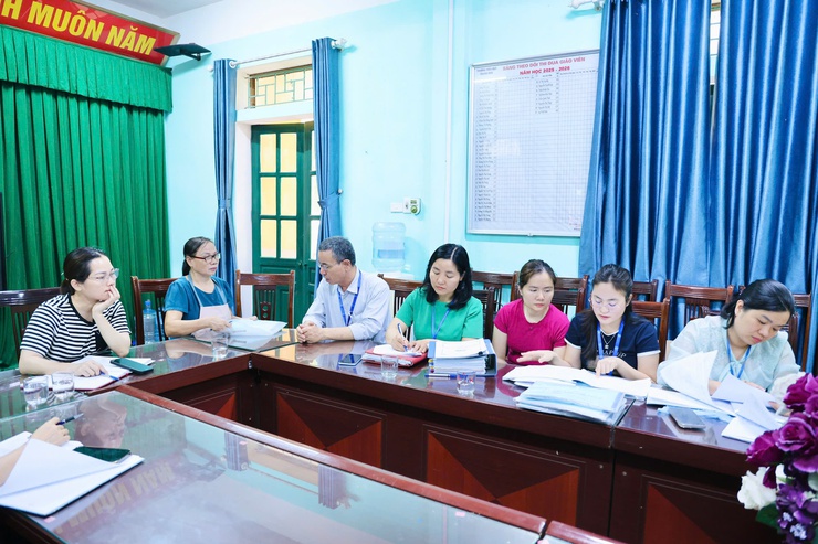 Kiểm tra đột xuất công tác bảo đảm an toàn thực phẩm tại bếp ăn bán trú Trường Tiểu học Trung Hòa và Trường Tiểu học Trường Yên- Ảnh 5.