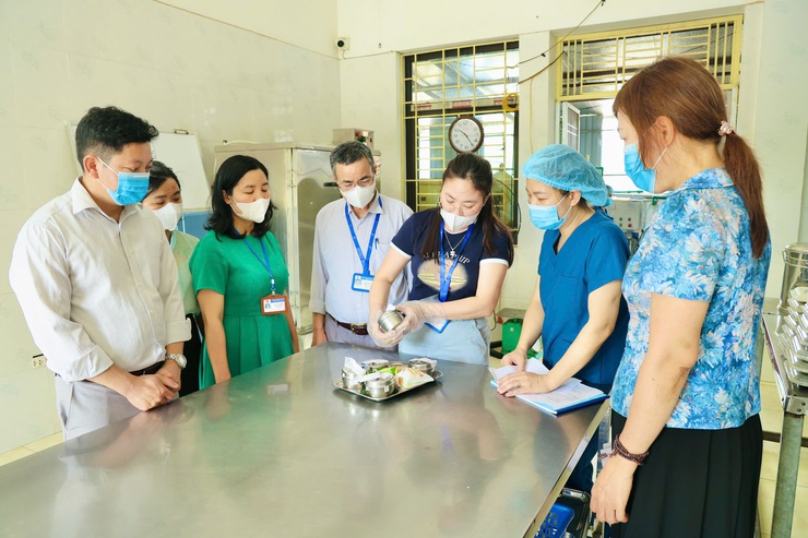 Kiểm tra đột xuất công tác bảo đảm an toàn thực phẩm tại bếp ăn bán trú Trường Tiểu học Trung Hòa và Trường Tiểu học Trường Yên- Ảnh 10.