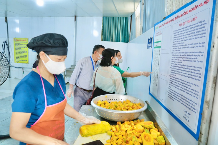Kiểm tra đột xuất công tác bảo đảm an toàn thực phẩm tại bếp ăn bán trú Trường Tiểu học Trung Hòa và Trường Tiểu học Trường Yên- Ảnh 8.