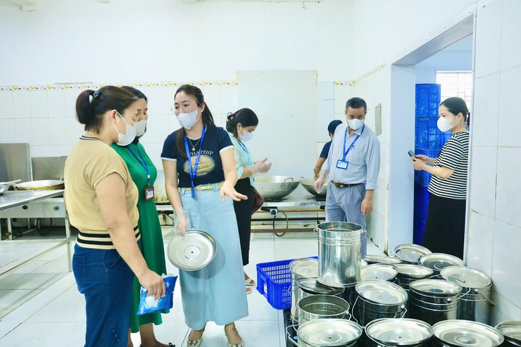 Kiểm tra đột xuất công tác bảo đảm an toàn thực phẩm tại bếp ăn bán trú Trường Tiểu học Trung Hòa và Trường Tiểu học Trường Yên- Ảnh 9.