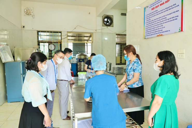 Kiểm tra đột xuất công tác bảo đảm an toàn thực phẩm tại bếp ăn bán trú Trường Tiểu học Trung Hòa và Trường Tiểu học Trường Yên- Ảnh 11.