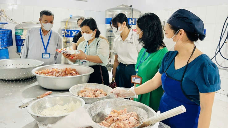 Kiểm tra đột xuất công tác bảo đảm an toàn thực phẩm tại bếp ăn bán trú Trường Tiểu học Trung Hòa và Trường Tiểu học Trường Yên- Ảnh 2.