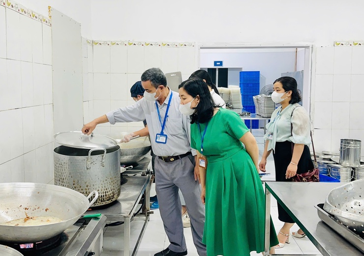 Kiểm tra đột xuất công tác bảo đảm an toàn thực phẩm tại bếp ăn bán trú Trường Tiểu học Trung Hòa và Trường Tiểu học Trường Yên- Ảnh 3.