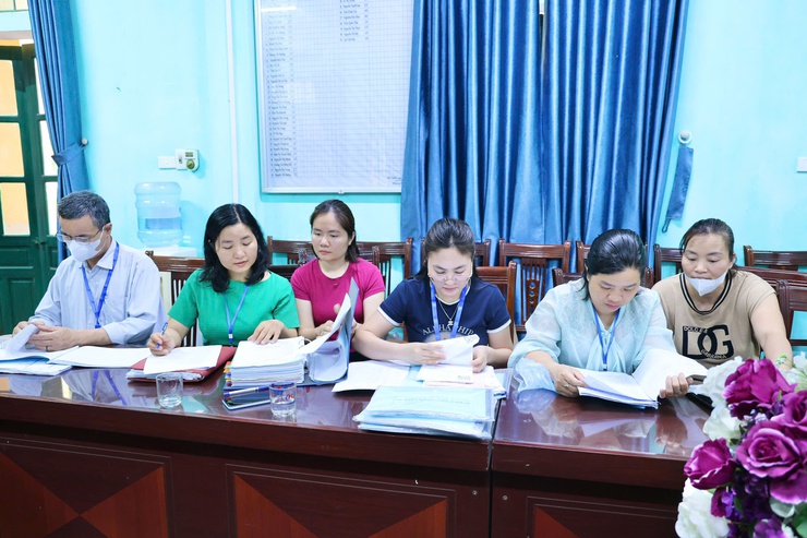 Kiểm tra đột xuất công tác bảo đảm an toàn thực phẩm tại bếp ăn bán trú Trường Tiểu học Trung Hòa và Trường Tiểu học Trường Yên- Ảnh 4.