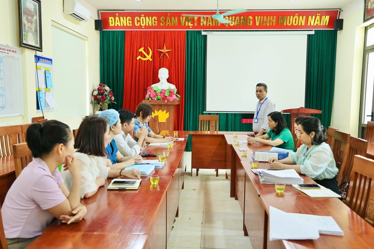 Kiểm tra đột xuất công tác bảo đảm an toàn thực phẩm tại bếp ăn bán trú Trường Tiểu học Trung Hòa và Trường Tiểu học Trường Yên- Ảnh 12.