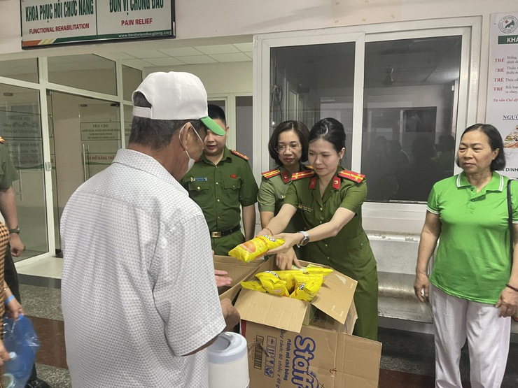 “Bữa sáng 0 đồng” tại Bệnh viện Đa khoa Đức Giang- Ảnh 1.